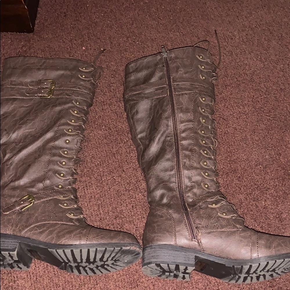 Laced boots